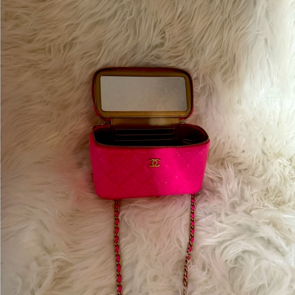 Barbie Hot Pink Chanel Vanity Handbag - Picture 6 of 16